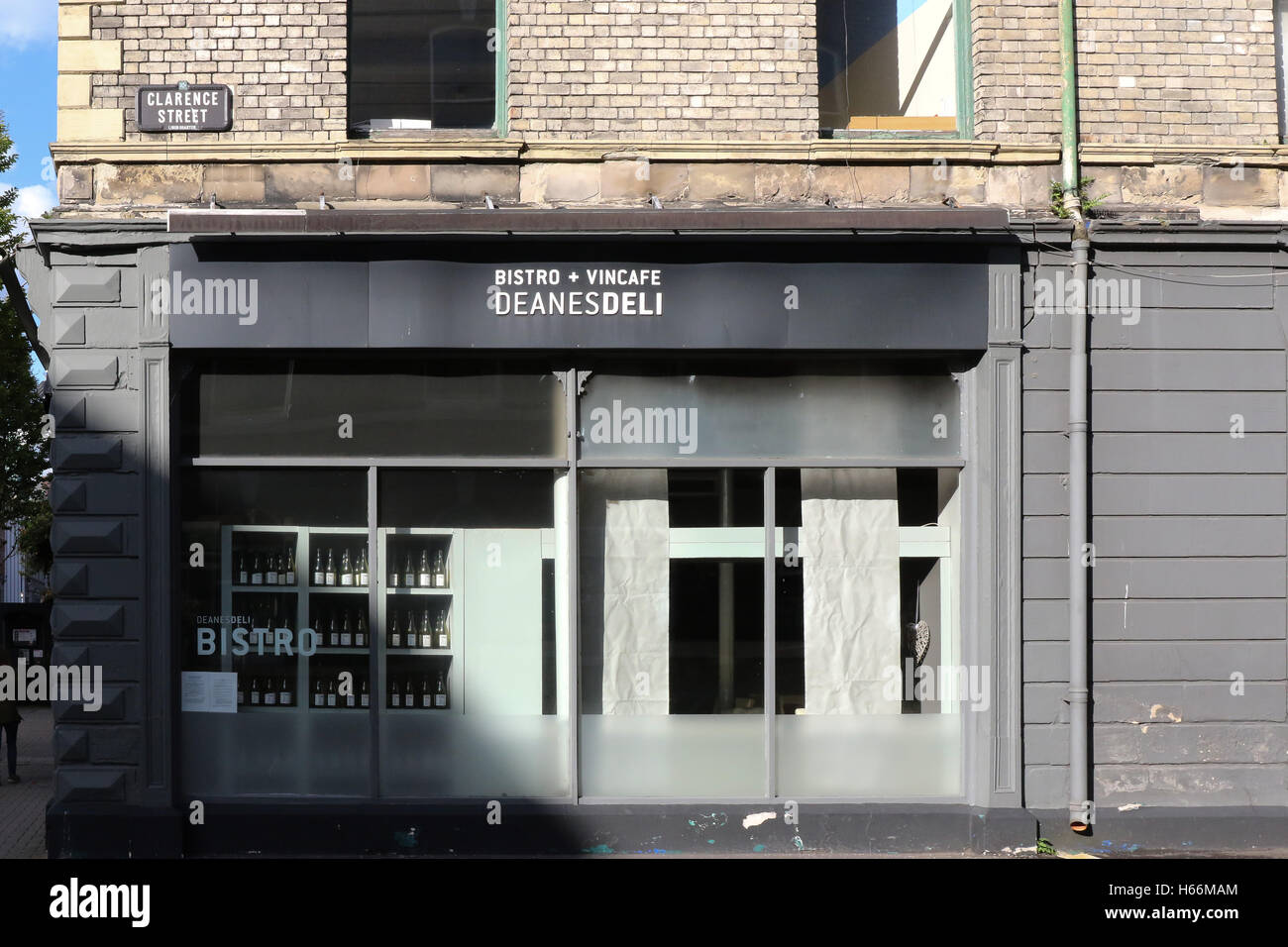 Deanesdeli all'angolo di Bedford Street/Clarence Street a Belfast, Irlanda del Nord. Foto Stock