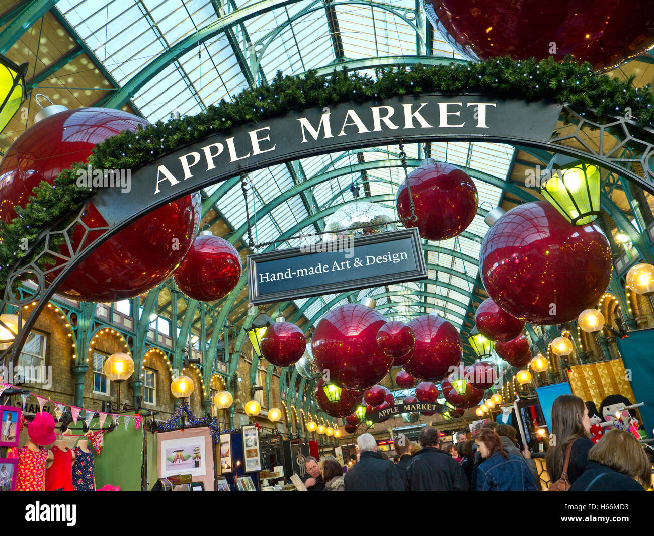 Il mercato di Apple Hall a Covent Garden con decorazioni di Natale London REGNO UNITO Foto Stock