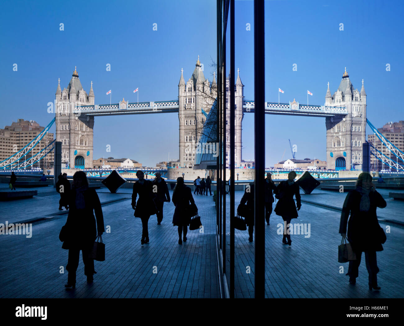 Il Tower Bridge visto dalla regina a piedi con office pendolari in silhouette Southwark London REGNO UNITO Foto Stock