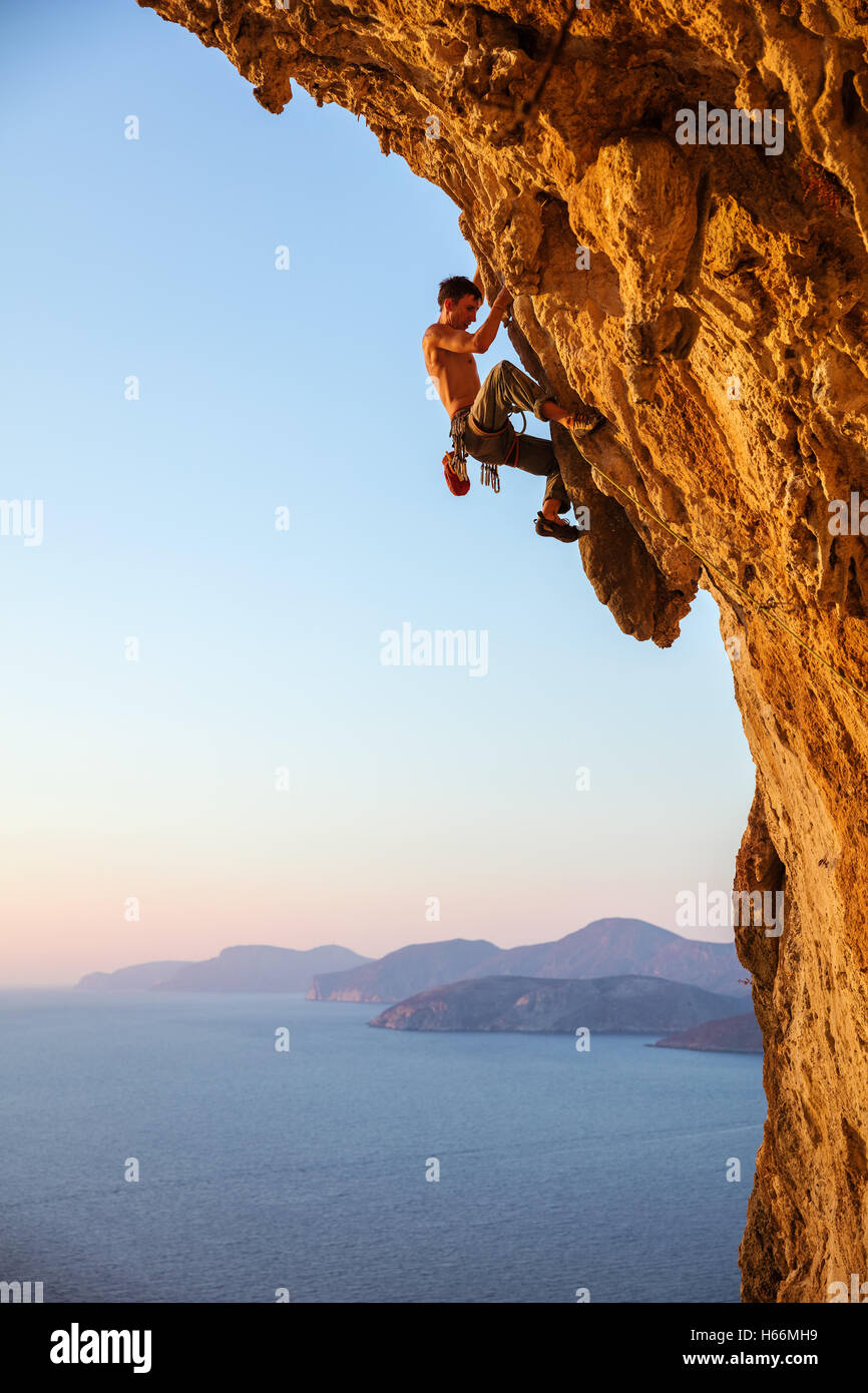 Rocciatore sulla rupe a strapiombo. Kalymnos Island, Grecia. Foto Stock