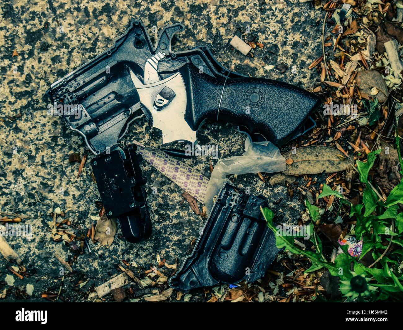 Plastica rotta Pistola Gun su asfalto urbano sfondo Foto Stock
