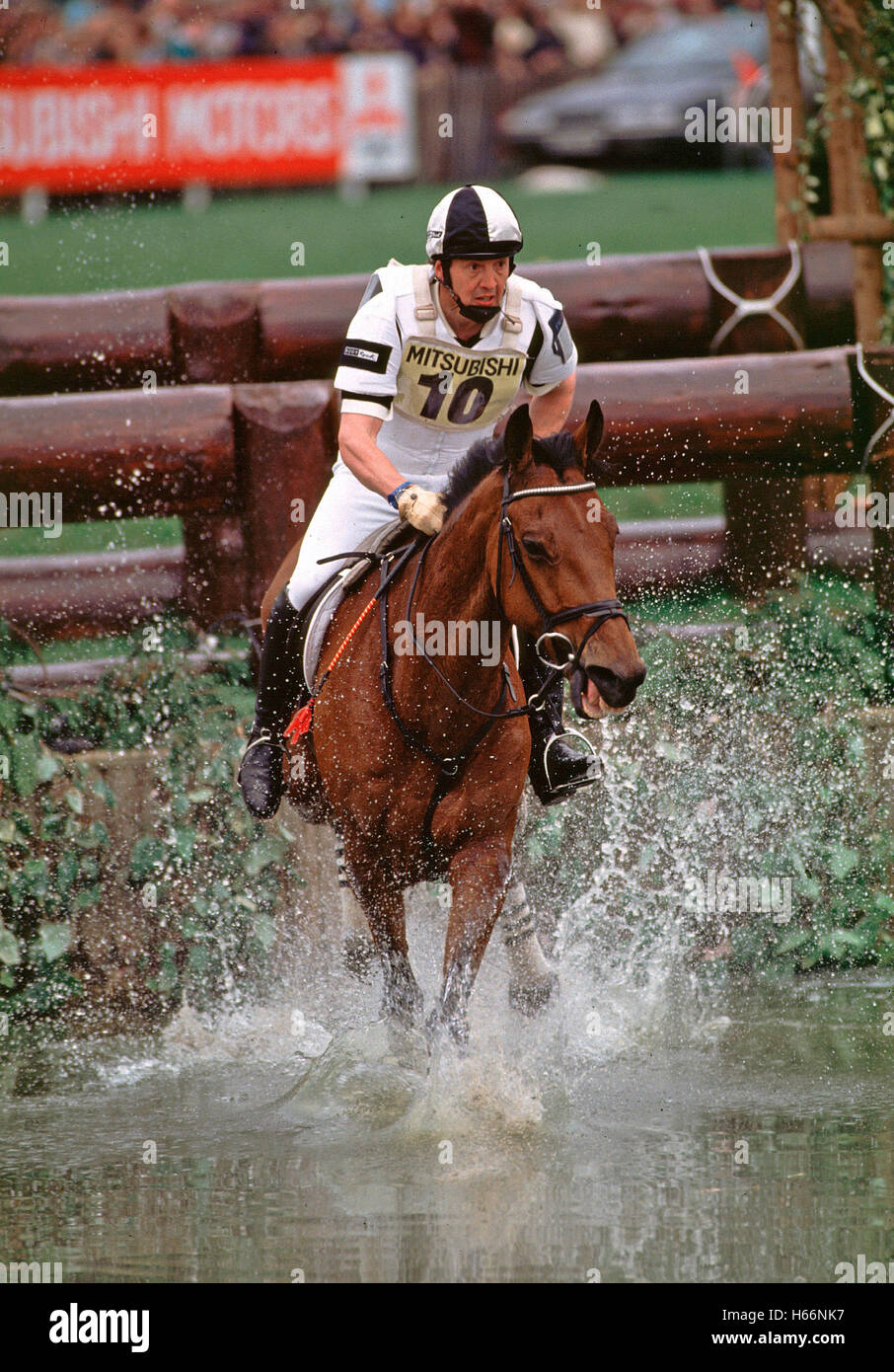 CCI**** Badminton 1994, Rodney Powell di Gran Bretagna equitazione battenti affrontare nel lago sul cross country. Foto Stock