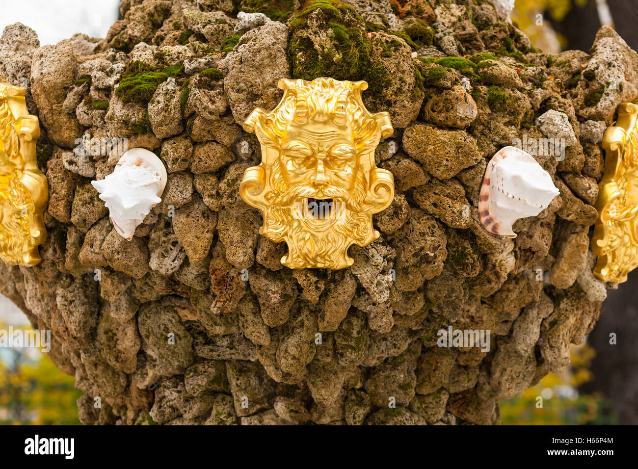 Maschera dorata sulla corona fontana nel giardino estivo a San Pietroburgo Foto Stock