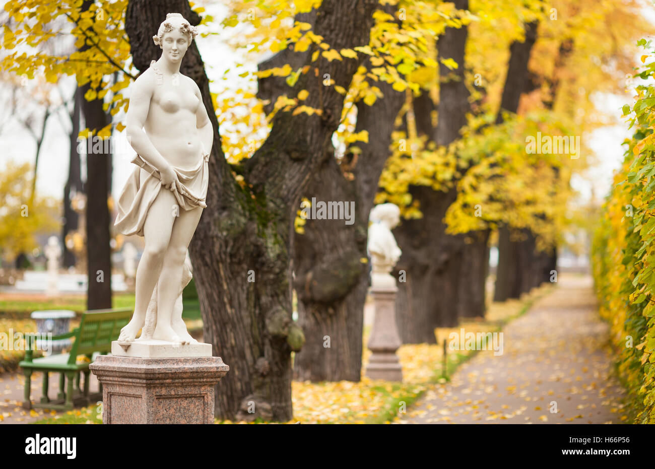 Euterpe - musa della poesia lirica e di musica. Autunno Estate parco giardino di San Pietroburgo Foto Stock