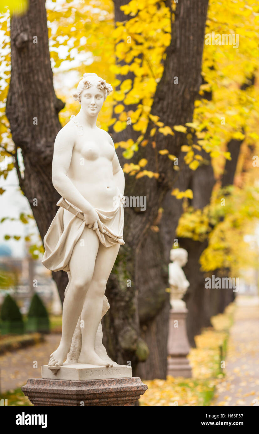 Euterpe - musa della poesia lirica e di musica. Autunno Estate parco giardino di San Pietroburgo Foto Stock