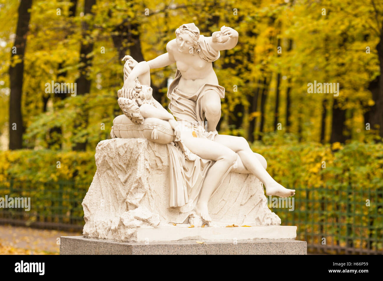 Gruppo scultoreo " Amore e Psiche' nel giardino estivo San Pietroburgo Foto Stock