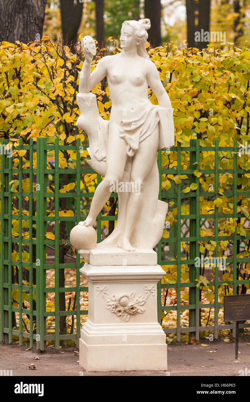 La scultura allegoria della verità nel giardino estivo, San Pietroburgo Foto Stock