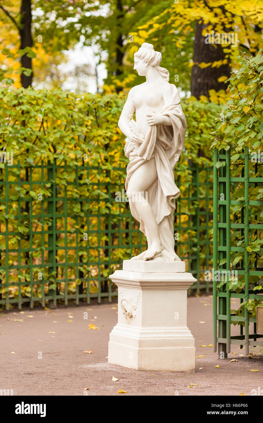 La scultura Allegoria della Carità con un libro aperto nel giardino estivo, San Pietroburgo Foto Stock