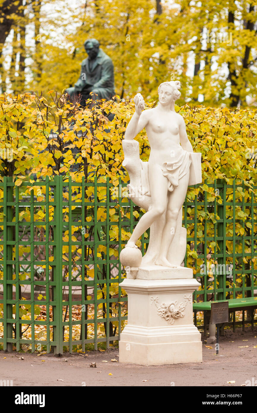 La scultura allegoria della verità nel giardino estivo, San Pietroburgo Foto Stock