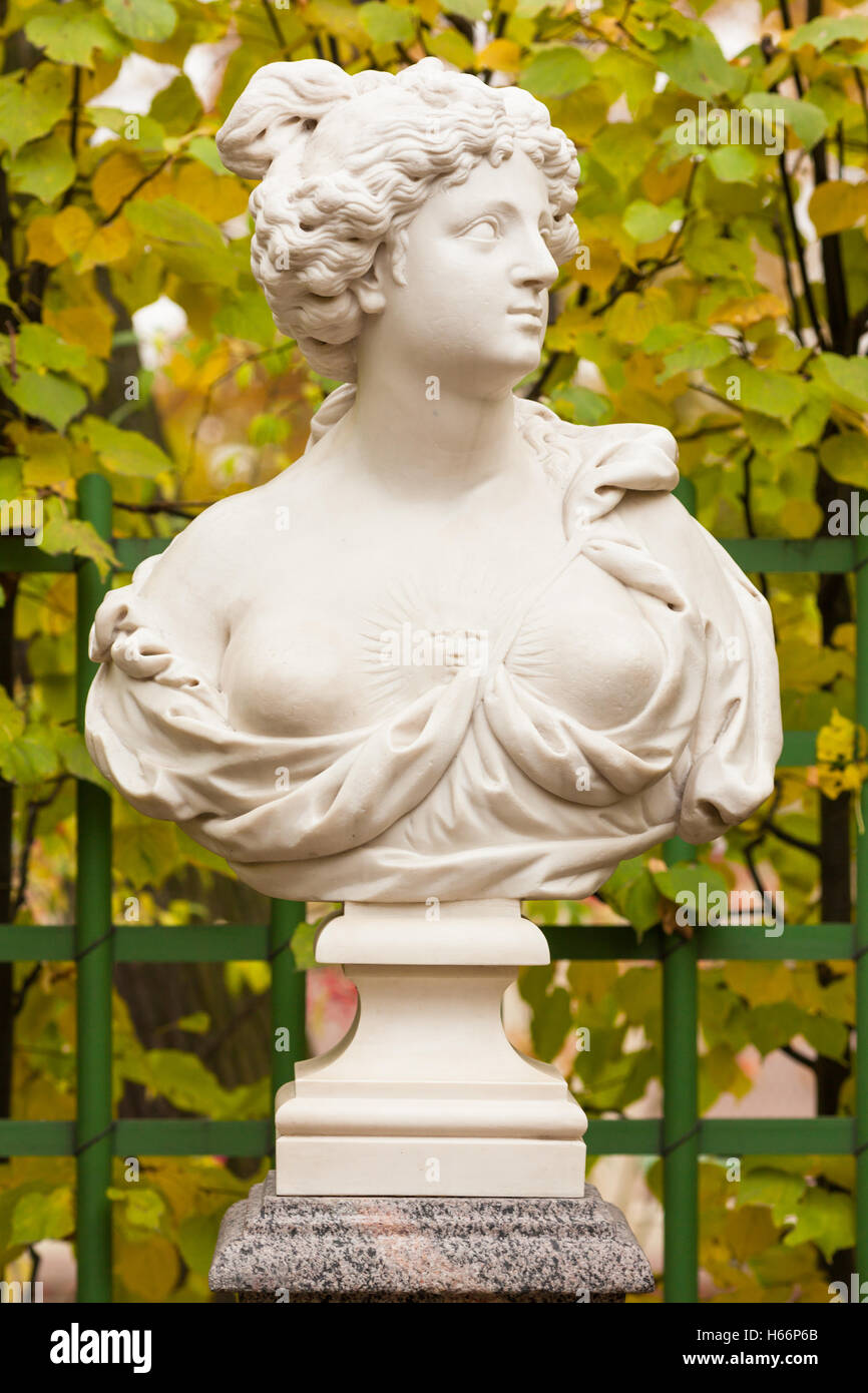 Busto scultoreo allegoria della purezza nel giardino estivo, San Pietroburgo Foto Stock
