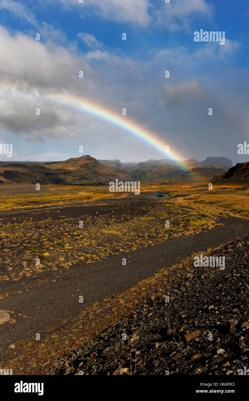 Rainbow oltre il paesaggio vulcanico, a sud-ovest dell'Islanda, del Nord Atlantico, Europa Foto Stock