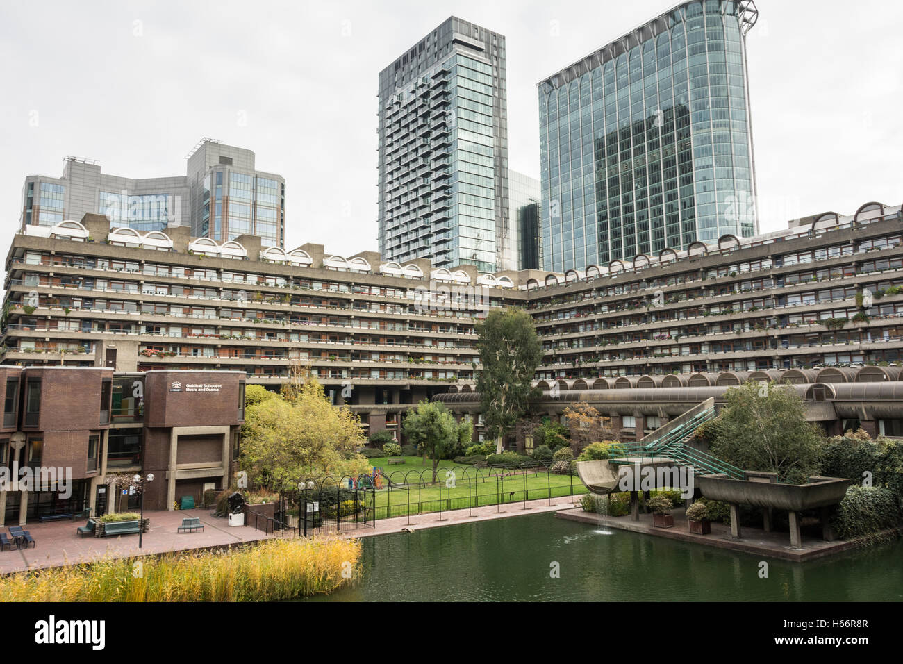 Il Barbican complesso di abitazioni nella città di Londra, Regno Unito Foto Stock