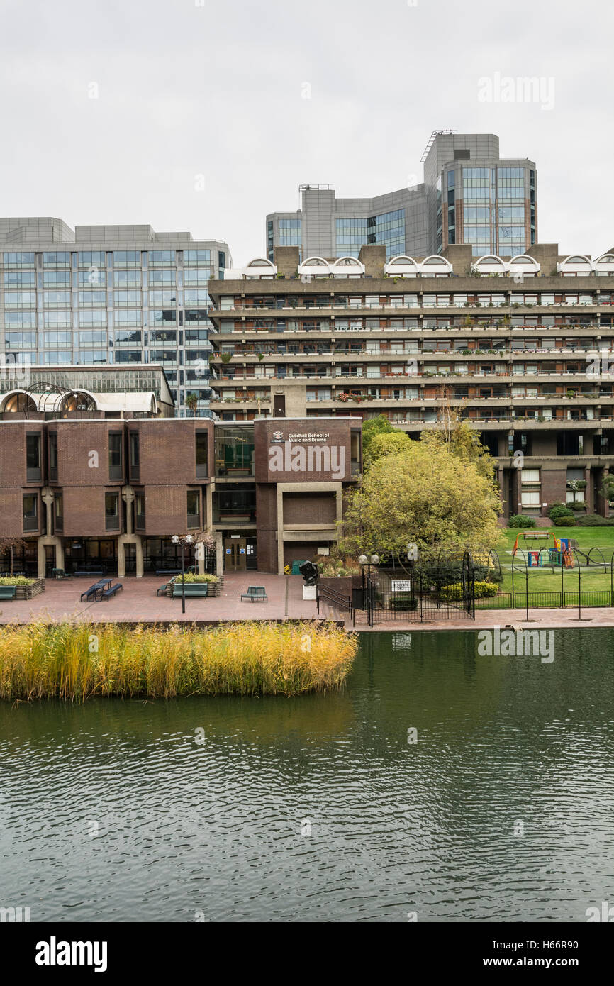Il Barbican complesso di abitazioni nella città di Londra, Regno Unito Foto Stock