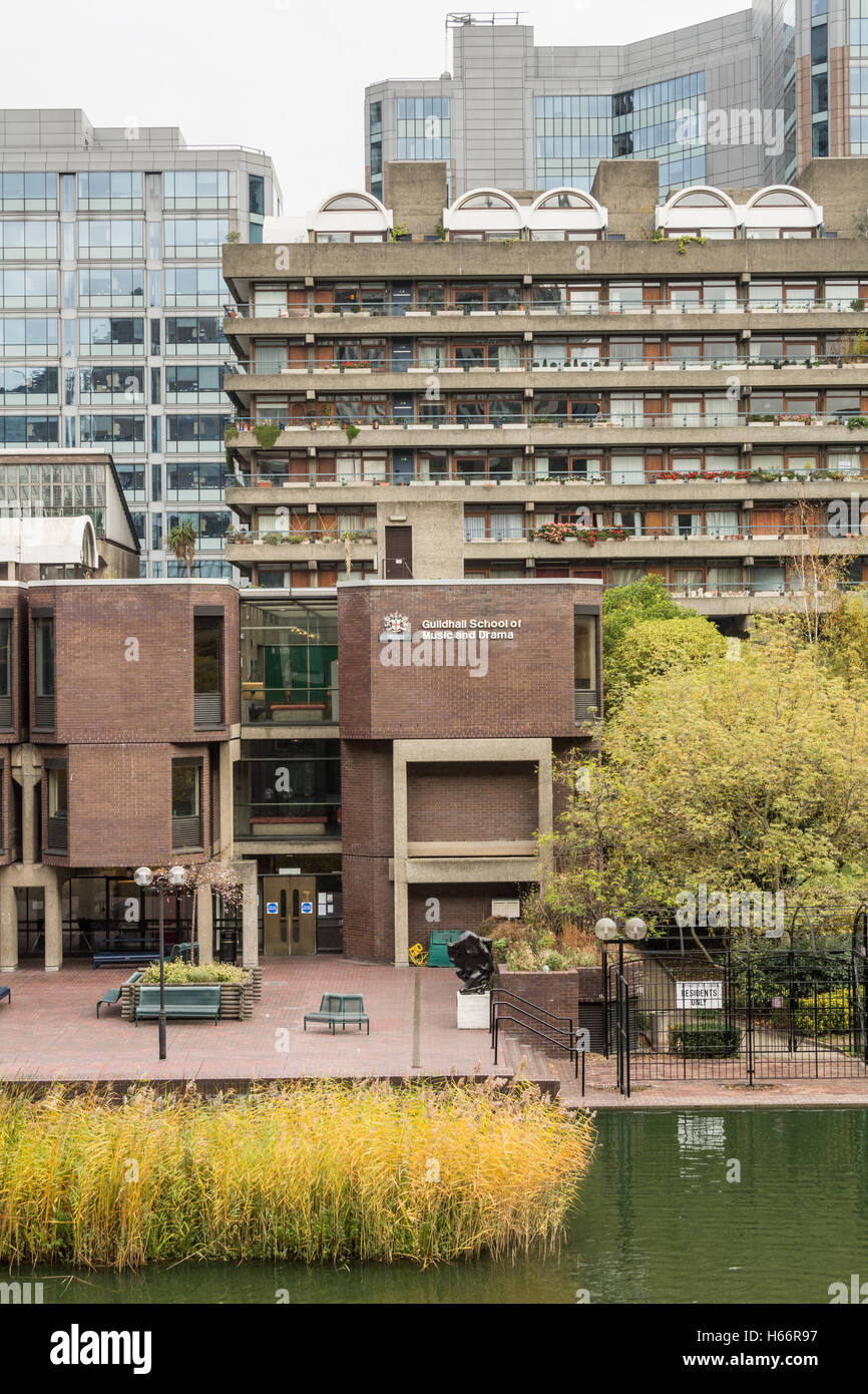 Il Barbican complesso di abitazioni nella città di Londra, Regno Unito Foto Stock