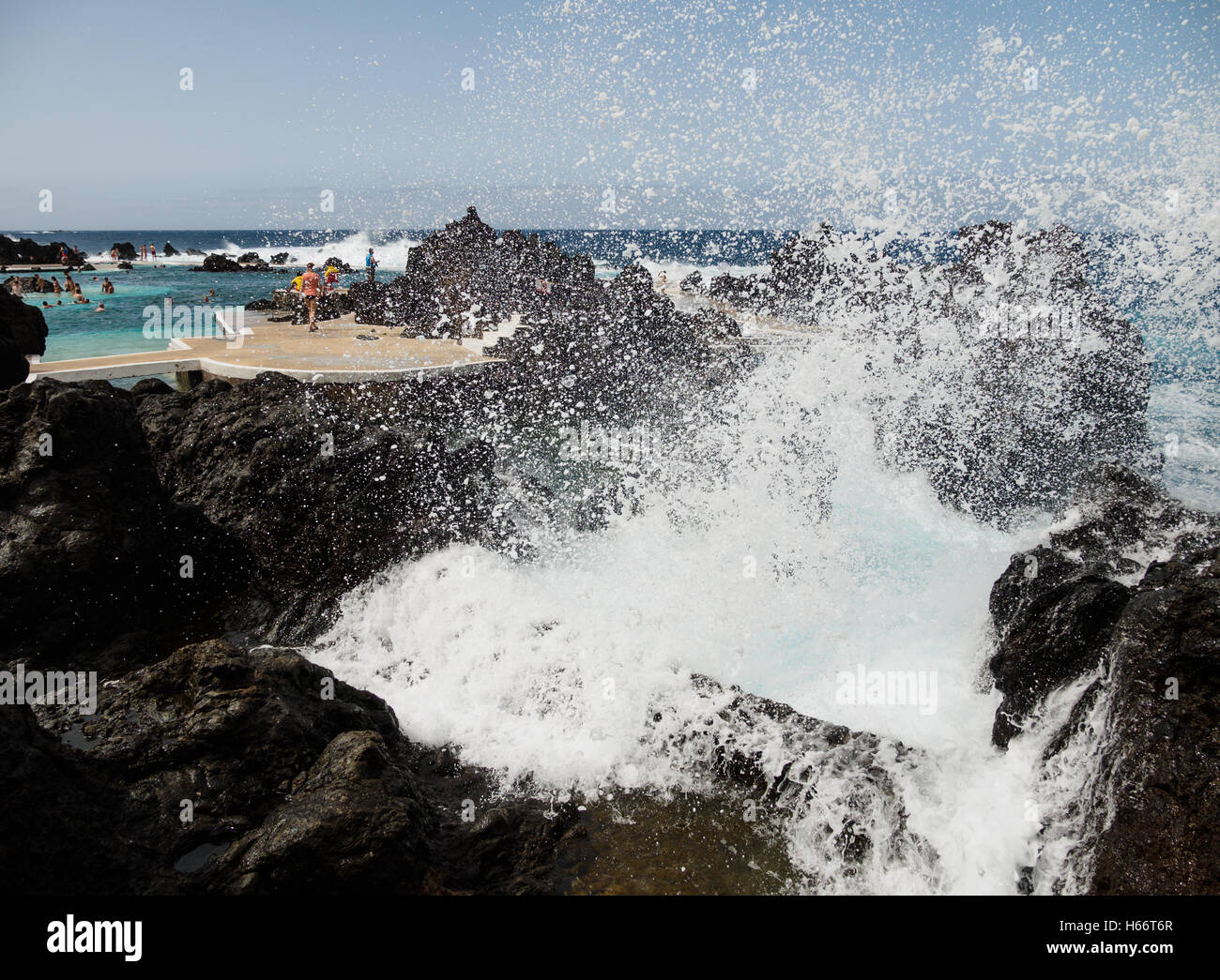 Onde infrangersi sulle rocce oltre all'aperto oceano Atlantico acqua di mare piscine naturali di Porto Moniz, Madeira, Portogallo Foto Stock