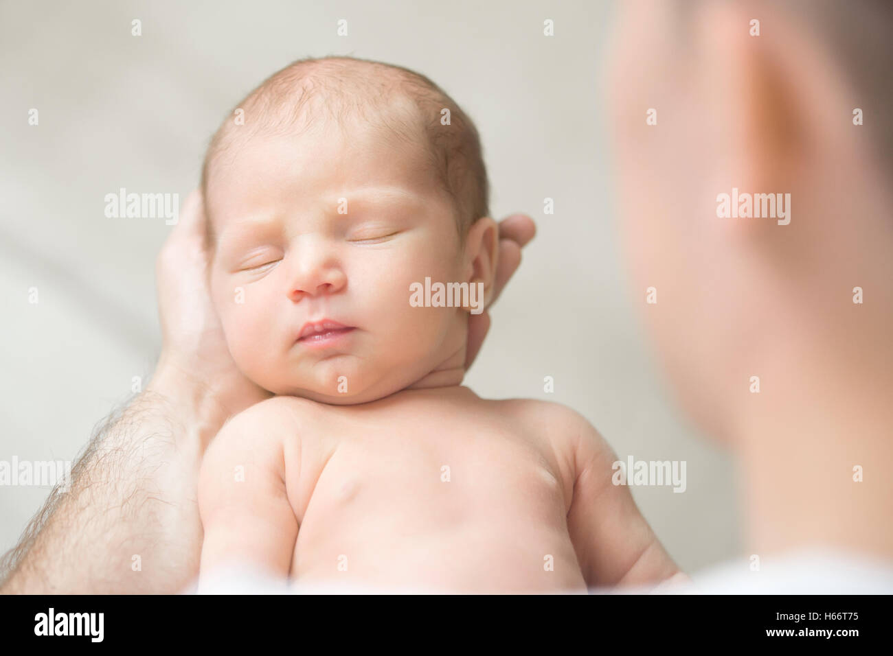 Ritratto di un neonato tenere in padre palms Foto Stock