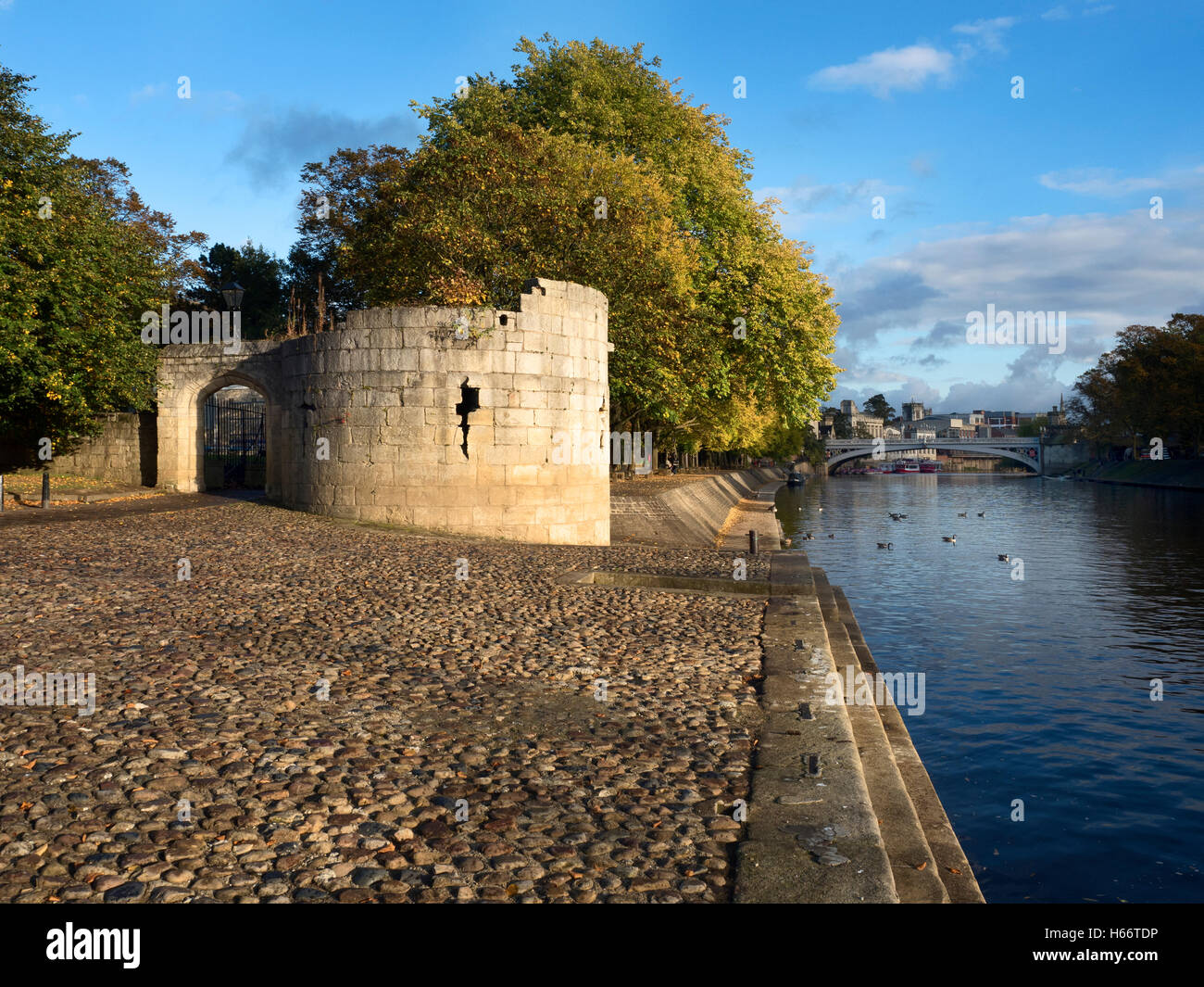 Marygate Tower e Marygate sbarco in autunno dal fiume Ouse a York Yorkshire Inghilterra Foto Stock