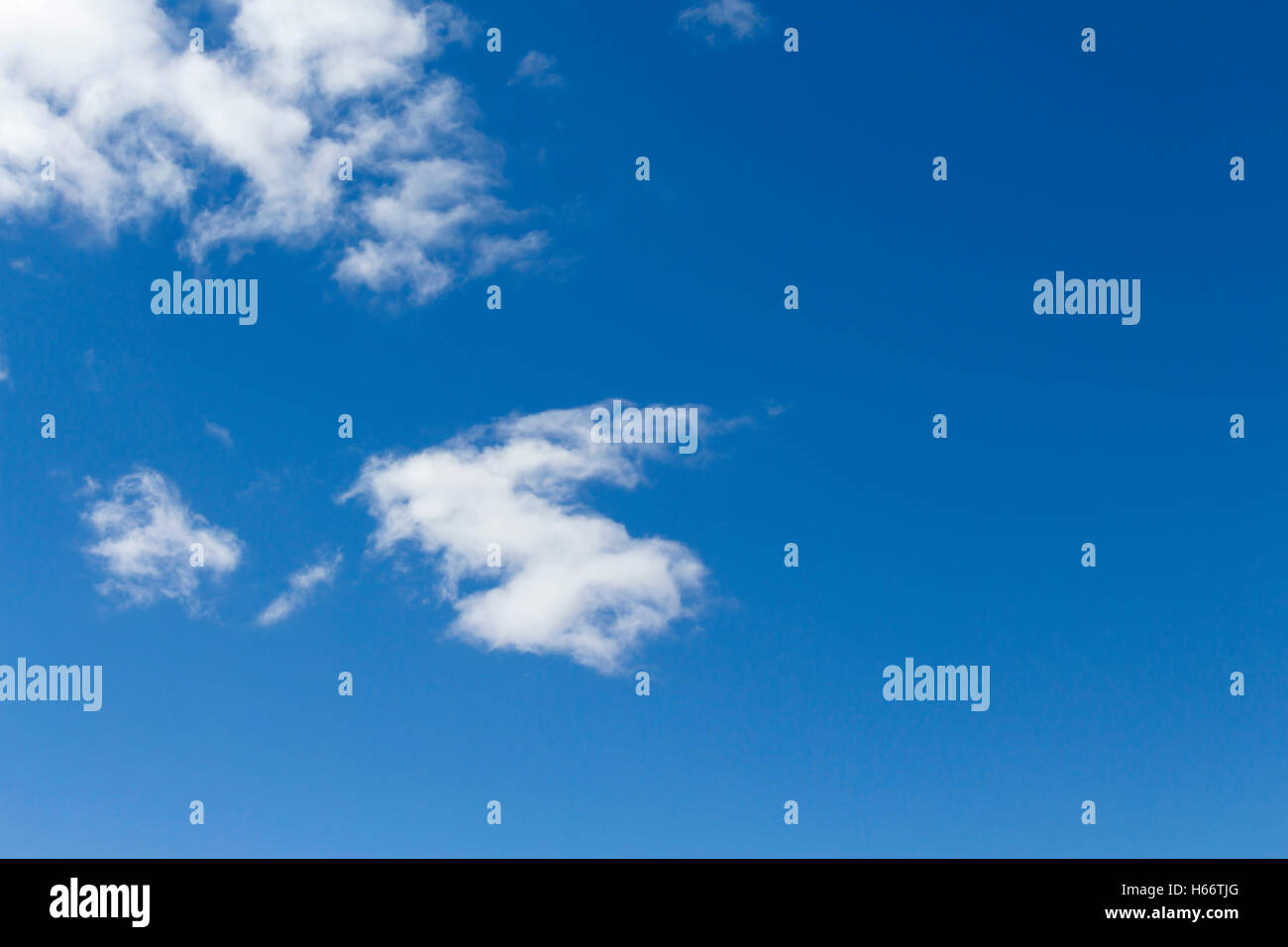 Lo sfondo con il blu del cielo e cirri alti nubi Foto Stock