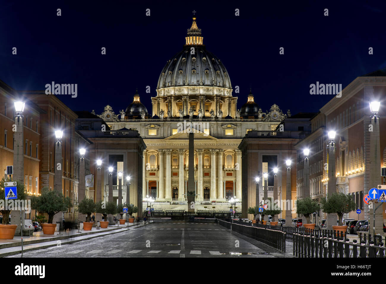 Vista notturna di Via della Conciliazione con la Basilica di San Pietro sullo sfondo, Roma, lazio, Italy Foto Stock