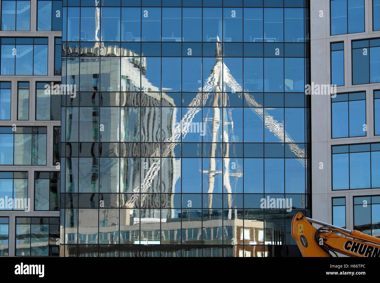 La riflessione di BT headquarters building e Millennium Stadium nella nuova piazza centrale ufficio edificio Cardiff Wales UK KATHY DEWITT Foto Stock