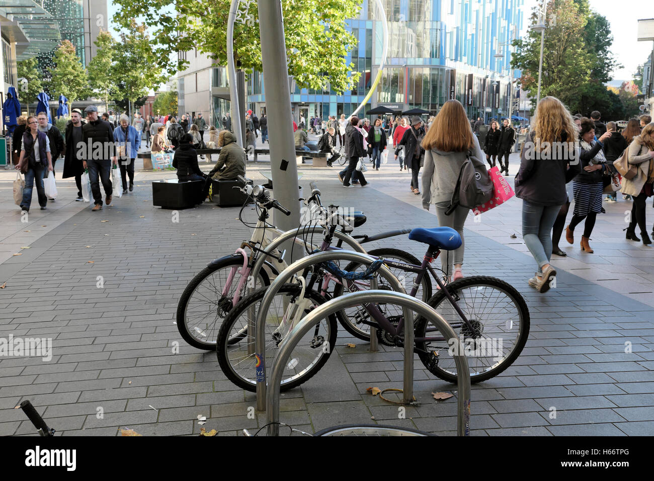Persone a piedi e biciclette lungo la strada pedonale dello shopping del centro di Cardiff, Galles UK KATHY DEWITT Foto Stock