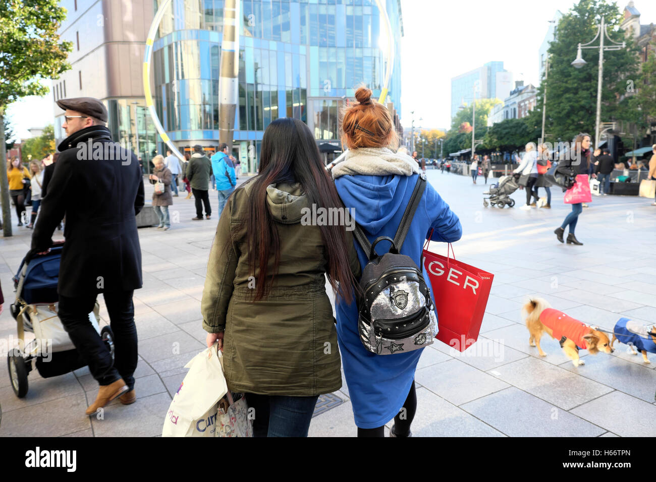Giovani donne shopping nel centro di Cardiff, Galles UK KATHY DEWITT Foto Stock