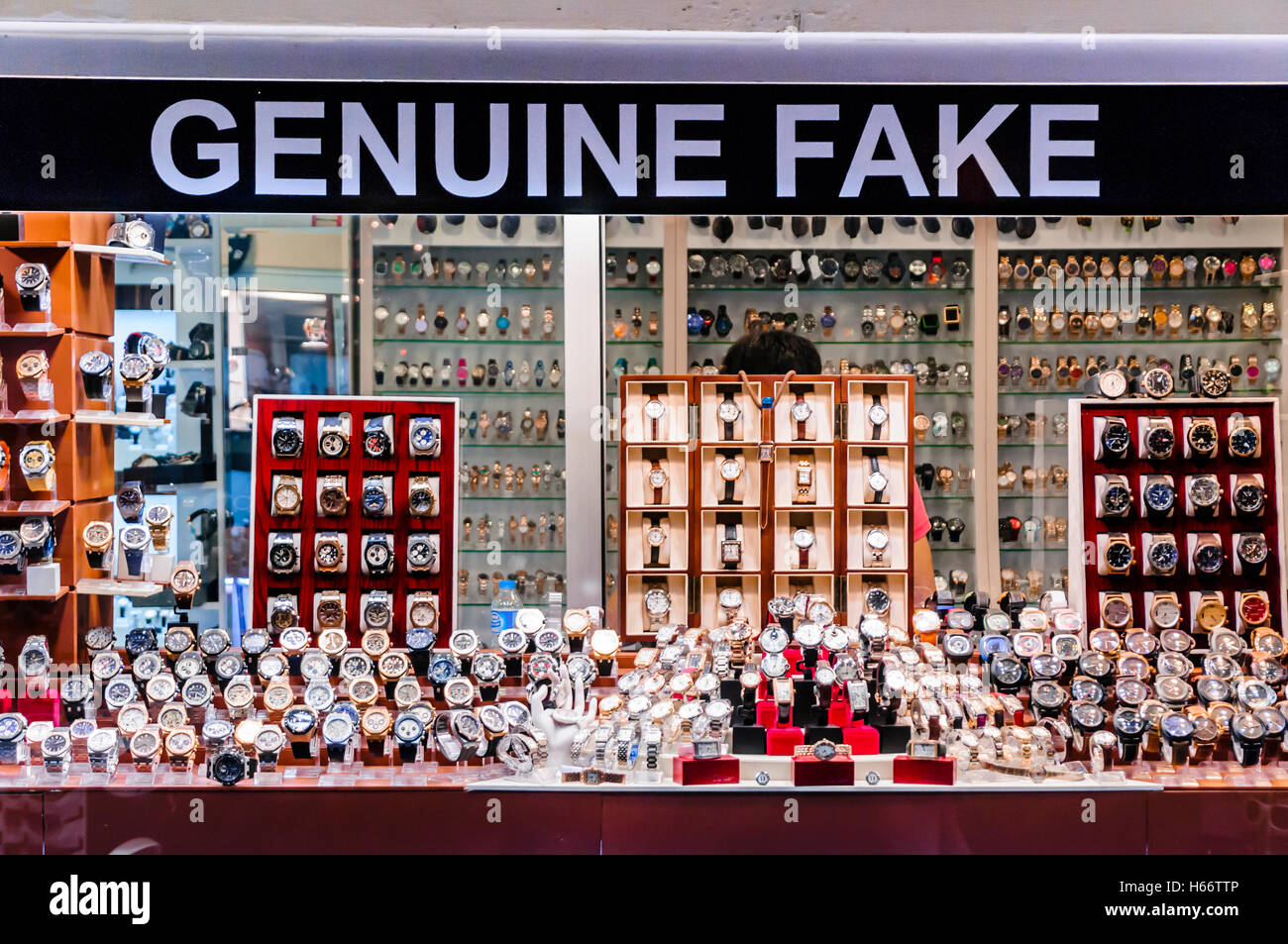 Guarda il negozio nel mercato di Fethiye, Turchia, con un cartello che dice "Genuine Fake". Foto Stock