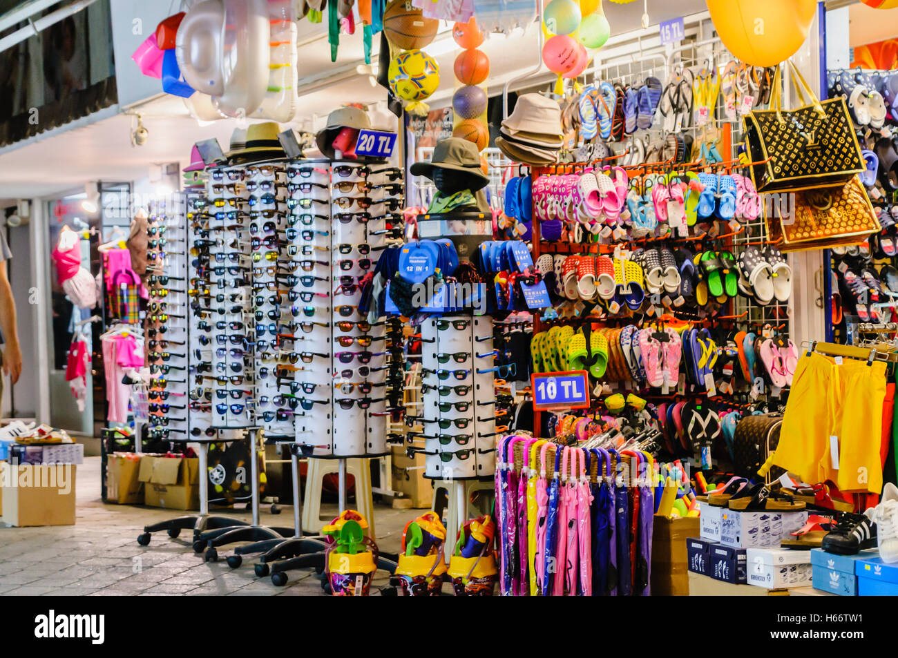 Negozio di souvenir in Fethiye Market, Turchia vendita falsi Ray Ban e occhiali da sole Oakley Foto Stock