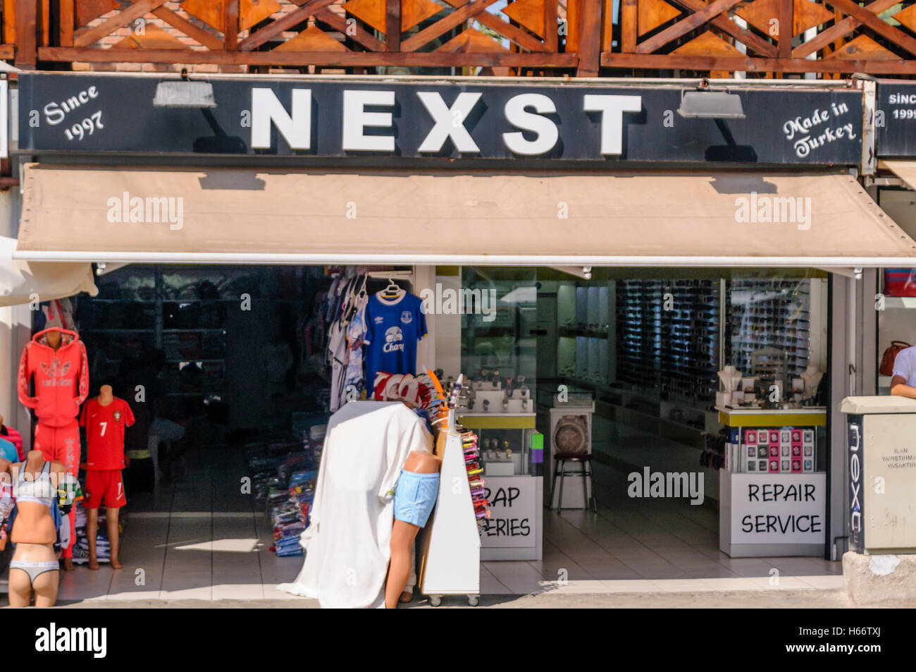 Negozio in Turchia chiamato 'Nexst' (Next) che vende abbigliamento, abbigliamento sportivo e orologi contraffatti Foto Stock