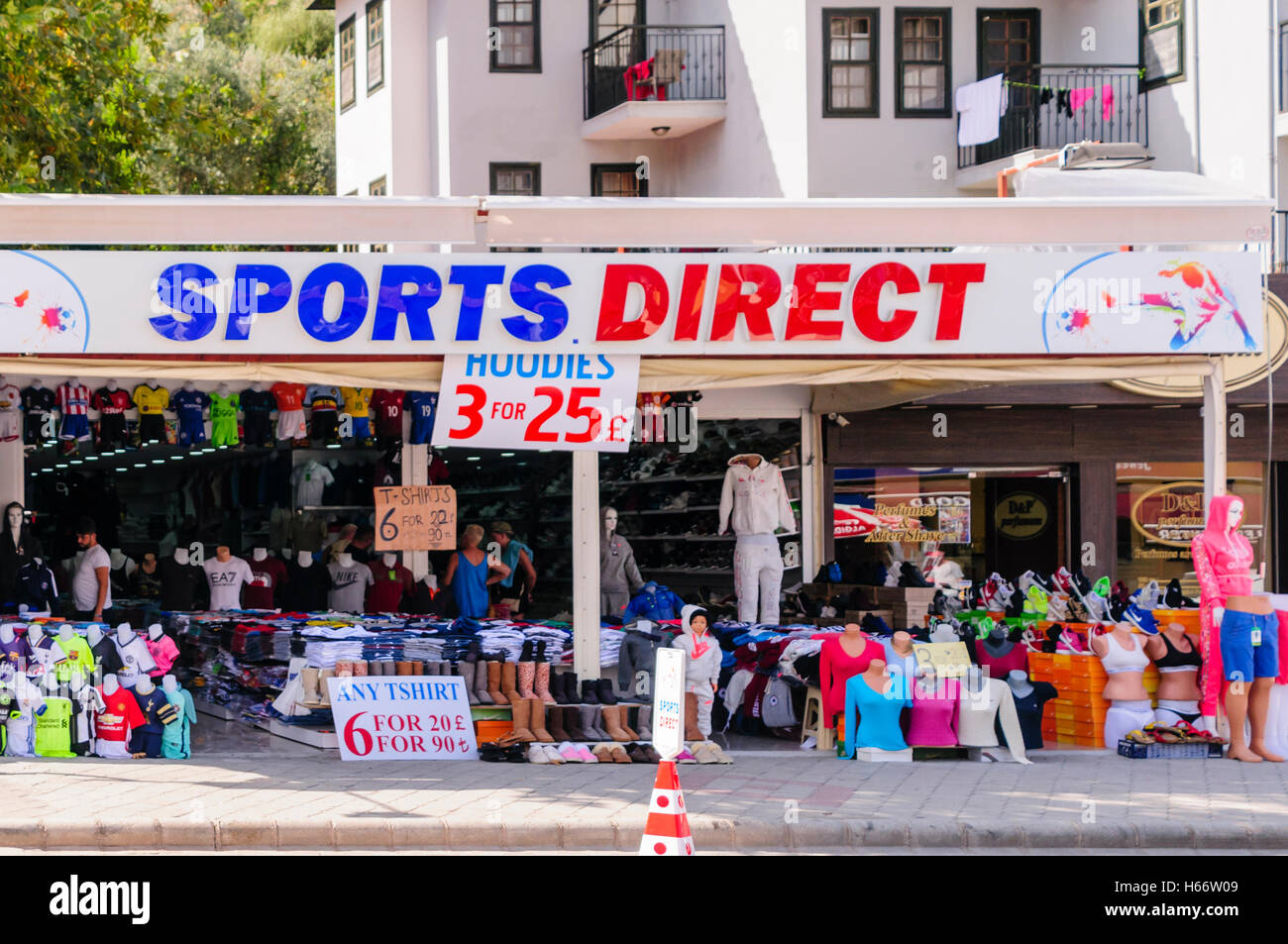 Negozio in Turchia chiamato "Sports Direct" che vende abbigliamento, abbigliamento sportivo, scarpe da calcio e scarpe da calcio contraffatti Foto Stock