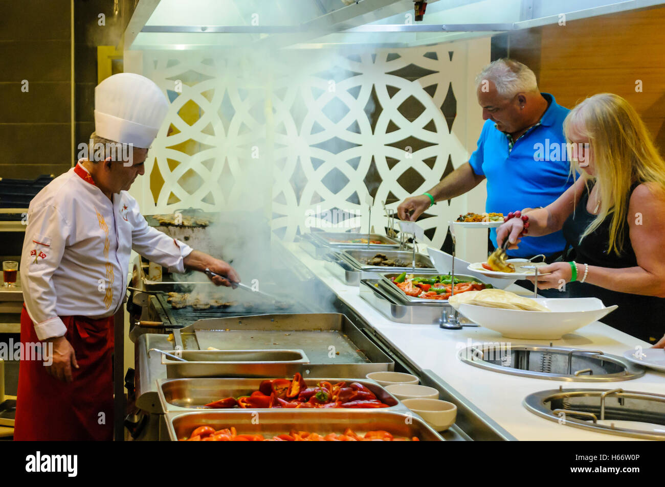 Un bagno turco chef kofta di agnello in un hotel ristorante mentre gli ospiti possono servirsi da soli. Foto Stock