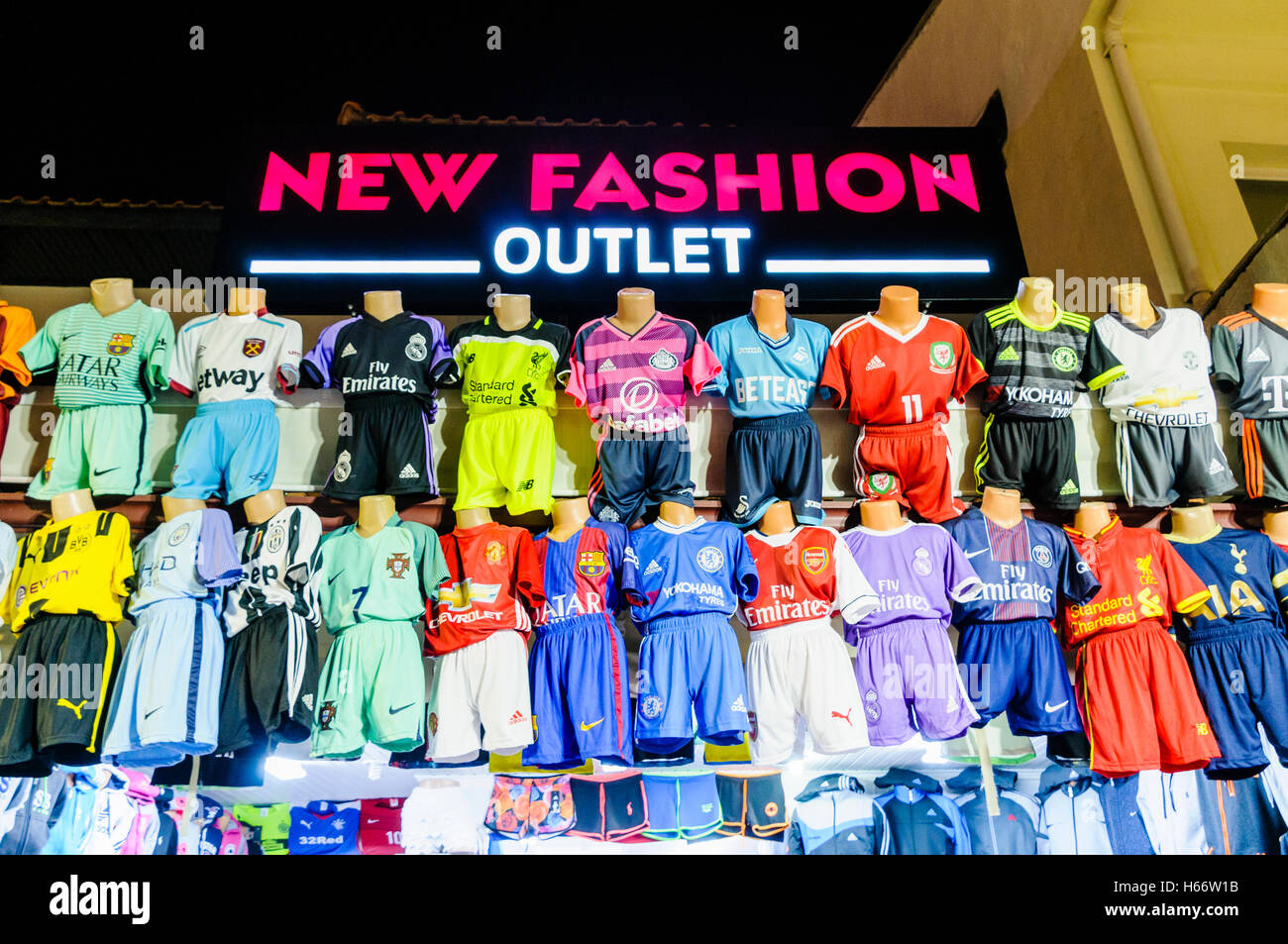 Negozio in Turchia che vende abbigliamento sportivo e top da calcio  contraffatti Foto stock - Alamy