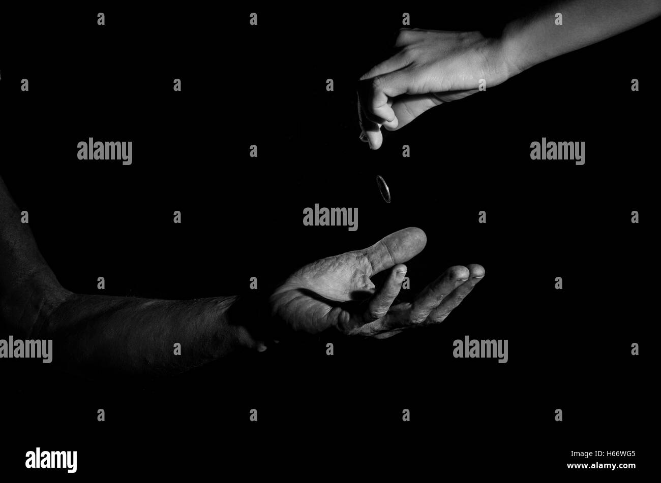 La mano che chiedere elemosina e una mano dando. Foto Stock