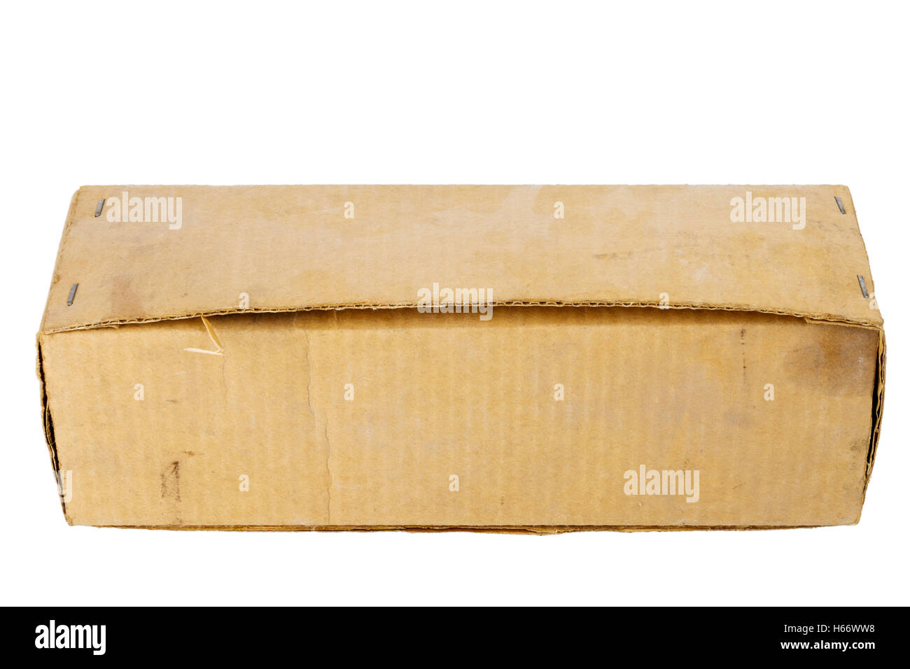 Vecchio polveroso marrone scatola di cartone isolati su sfondo bianco Foto Stock