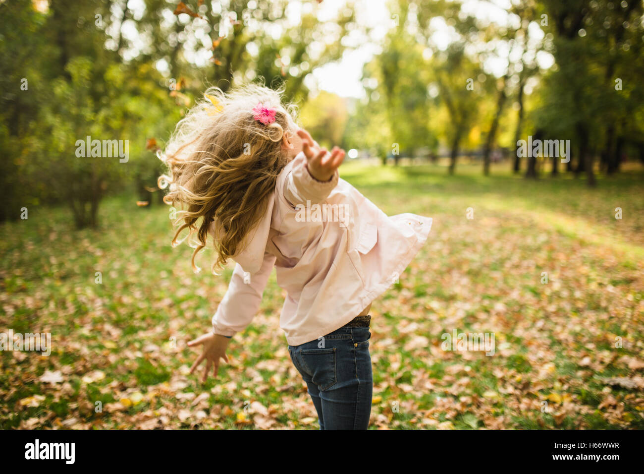 Bambino felice ragazza divertirsi nel parco di autunno Foto Stock