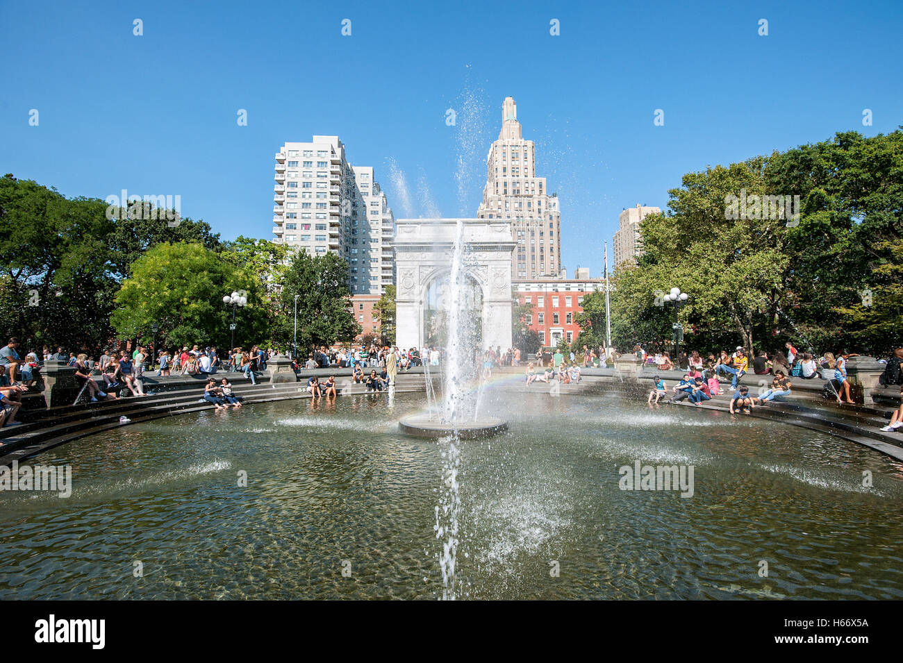 Washington Square Park tra il Greenwich Village e East Village, con fontana centrale, Washington Square Arch, Manhattan, New York Foto Stock