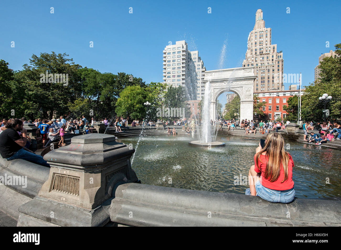 Washington Square Park tra il Greenwich Village e East Village, con fontana centrale, Washington Square Arch, Manhattan, New York Foto Stock