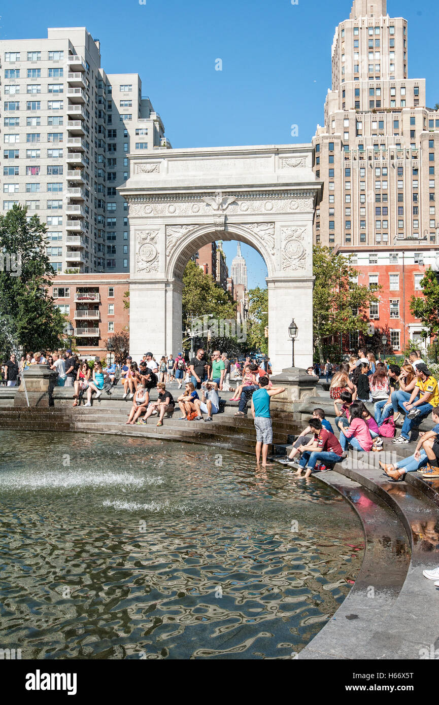 Washington Square Park tra il Greenwich Village e East Village, con fontana centrale, Washington Square Arch, Manhattan Foto Stock