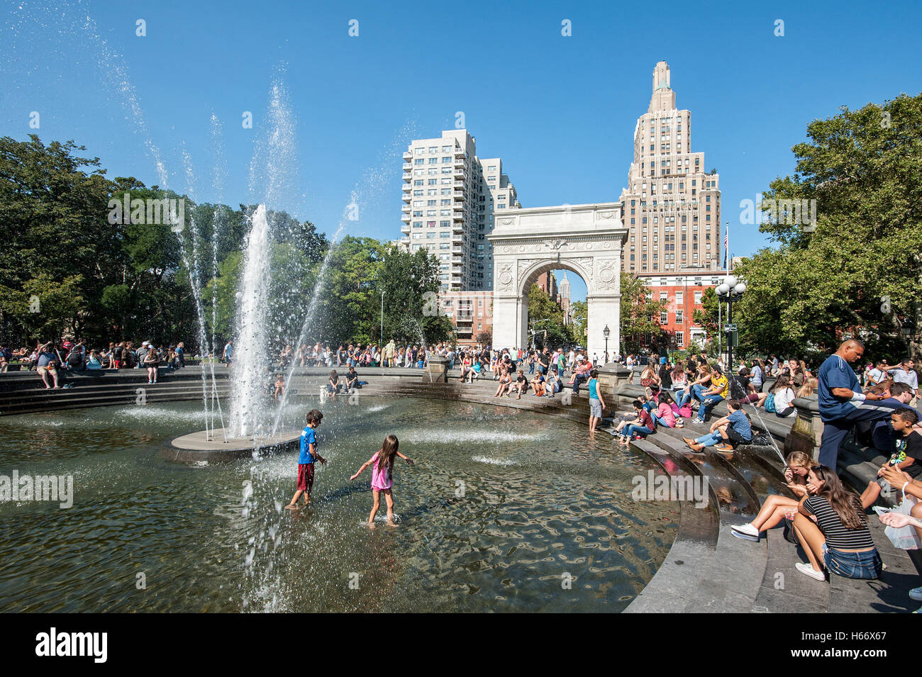 Washington Square Park tra il Greenwich Village e East Village, con fontana centrale, Washington Square Arch, Manhattan Foto Stock