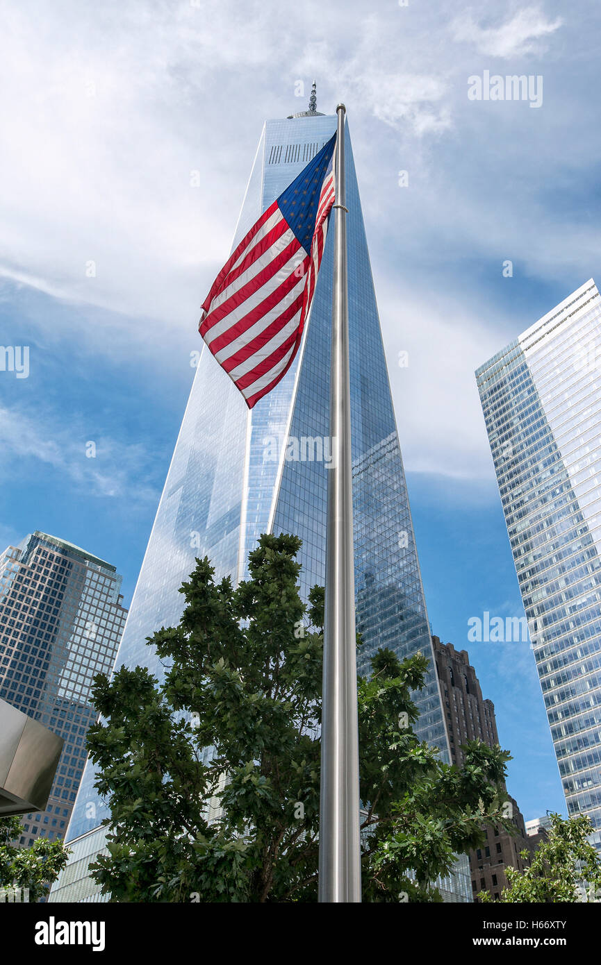 Bandiera americana a One World Trade Center, WTC, architetto David Childs, Ground Zero, Manhattan New York City Foto Stock