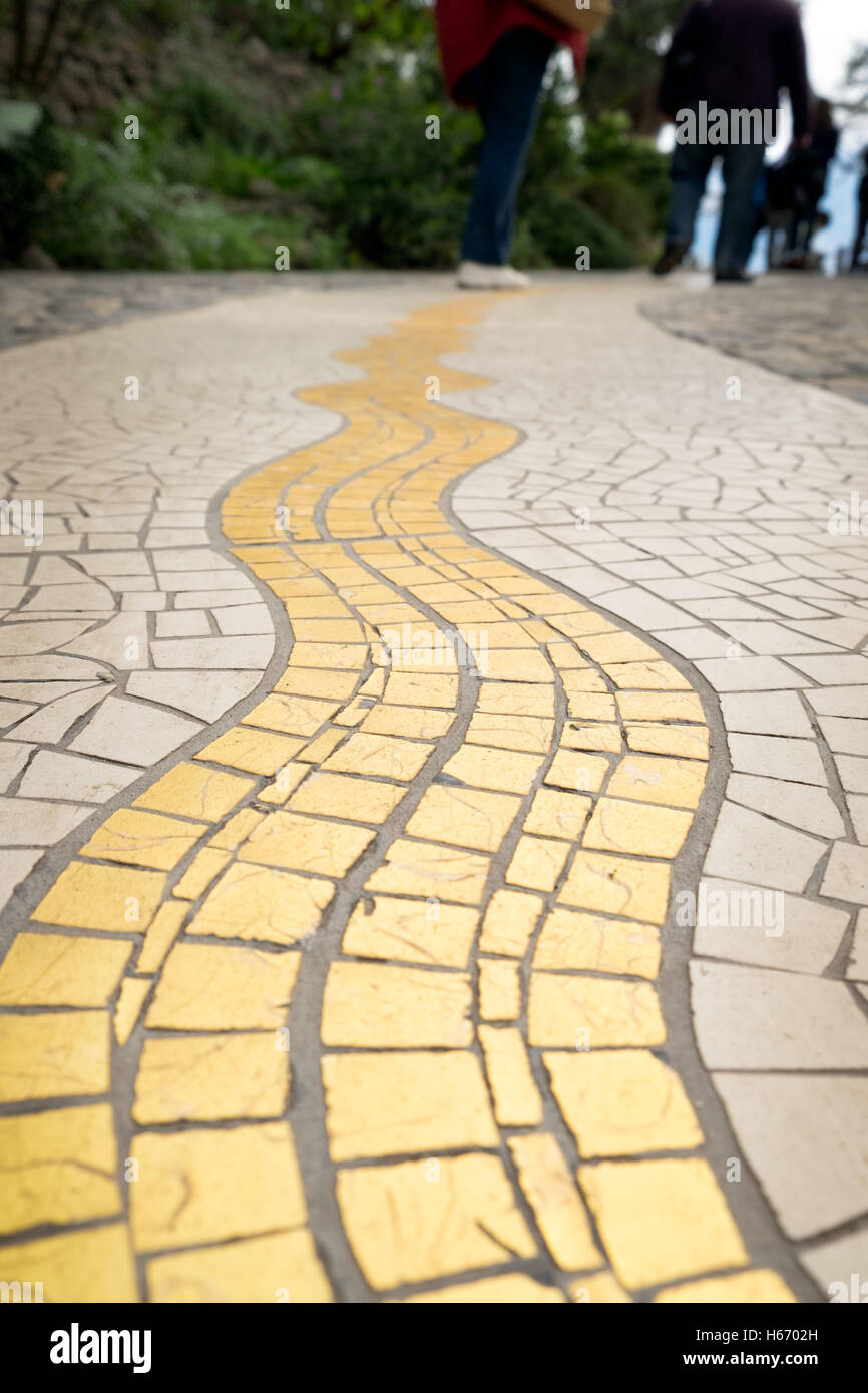 Il mosaico in oro nella pavimentazione nel mediterraneo biome all'Eden Project, Bodelva, St Austell, Cornwall, Regno Unito Foto Stock