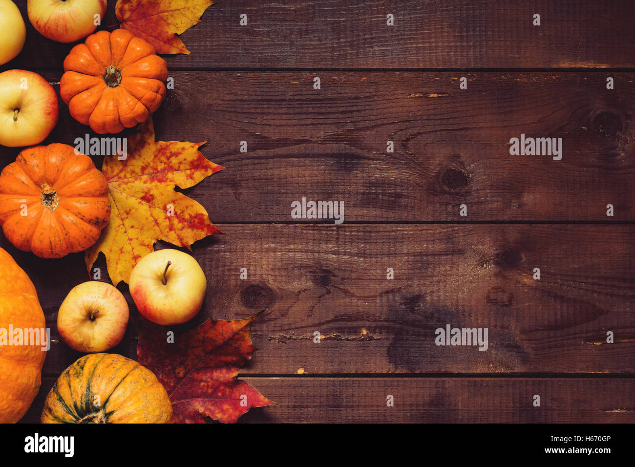 Sfondo del Ringraziamento: mele, zucche e caduta foglie su sfondo di legno. Copia spazio per il testo. Foto Stock