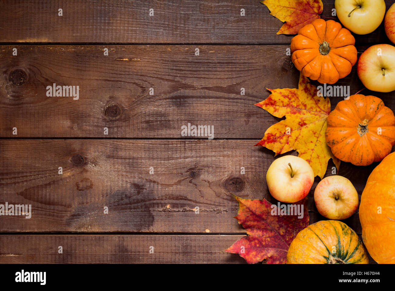 Sfondo del Ringraziamento: mele, zucche e caduta foglie su sfondo di legno. Copia spazio per il testo. Foto Stock