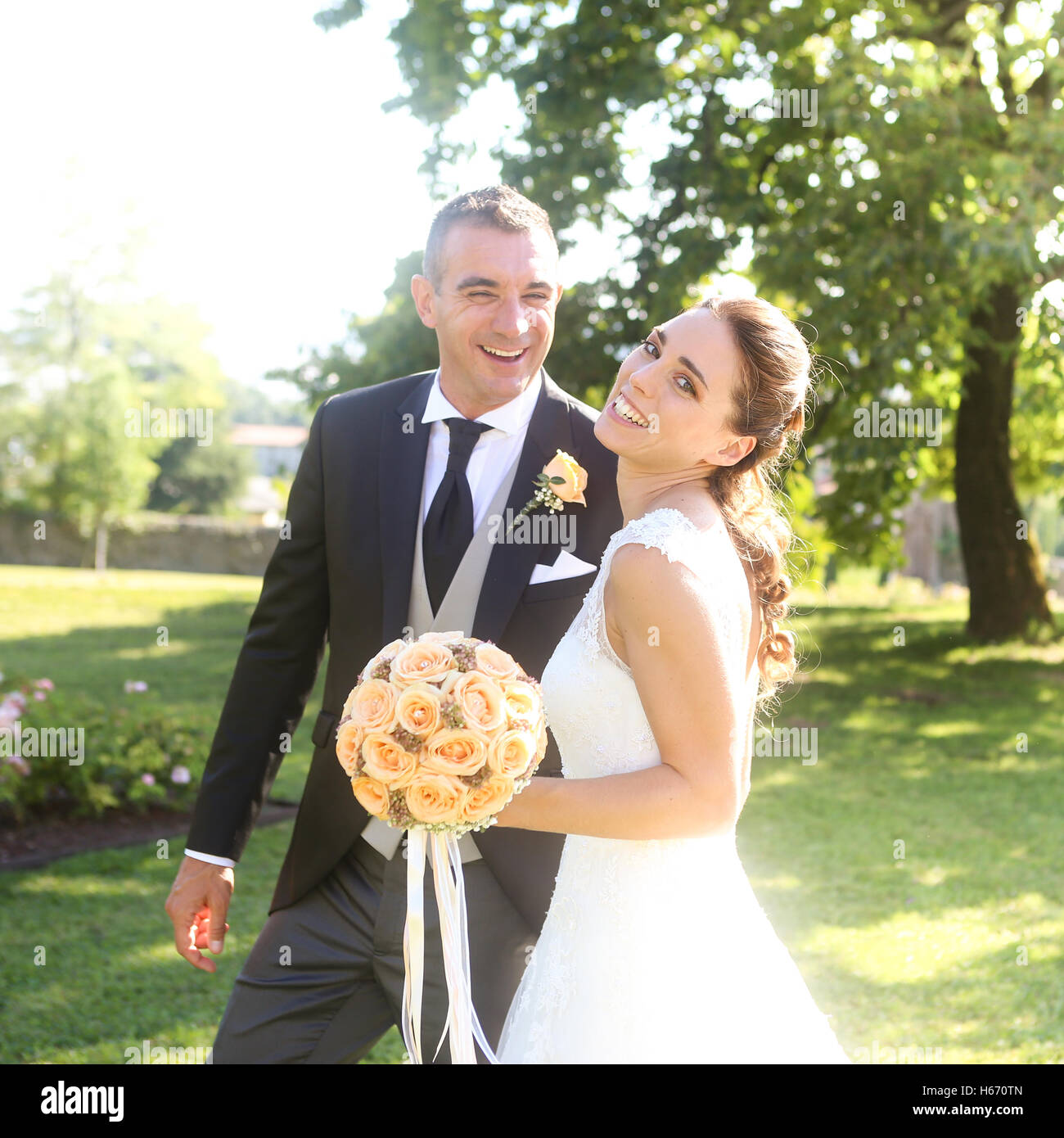 Felice sposa e lo sposo il giorno delle nozze favoloso paesaggio Foto Stock