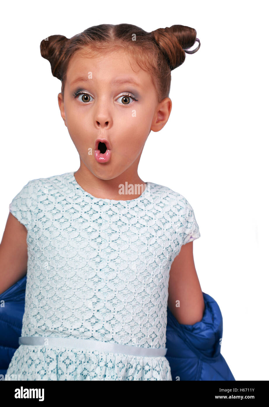 Sorprendente smorfie divertenti kid ragazza con bocca aperta isolata su sfondo bianco Foto Stock