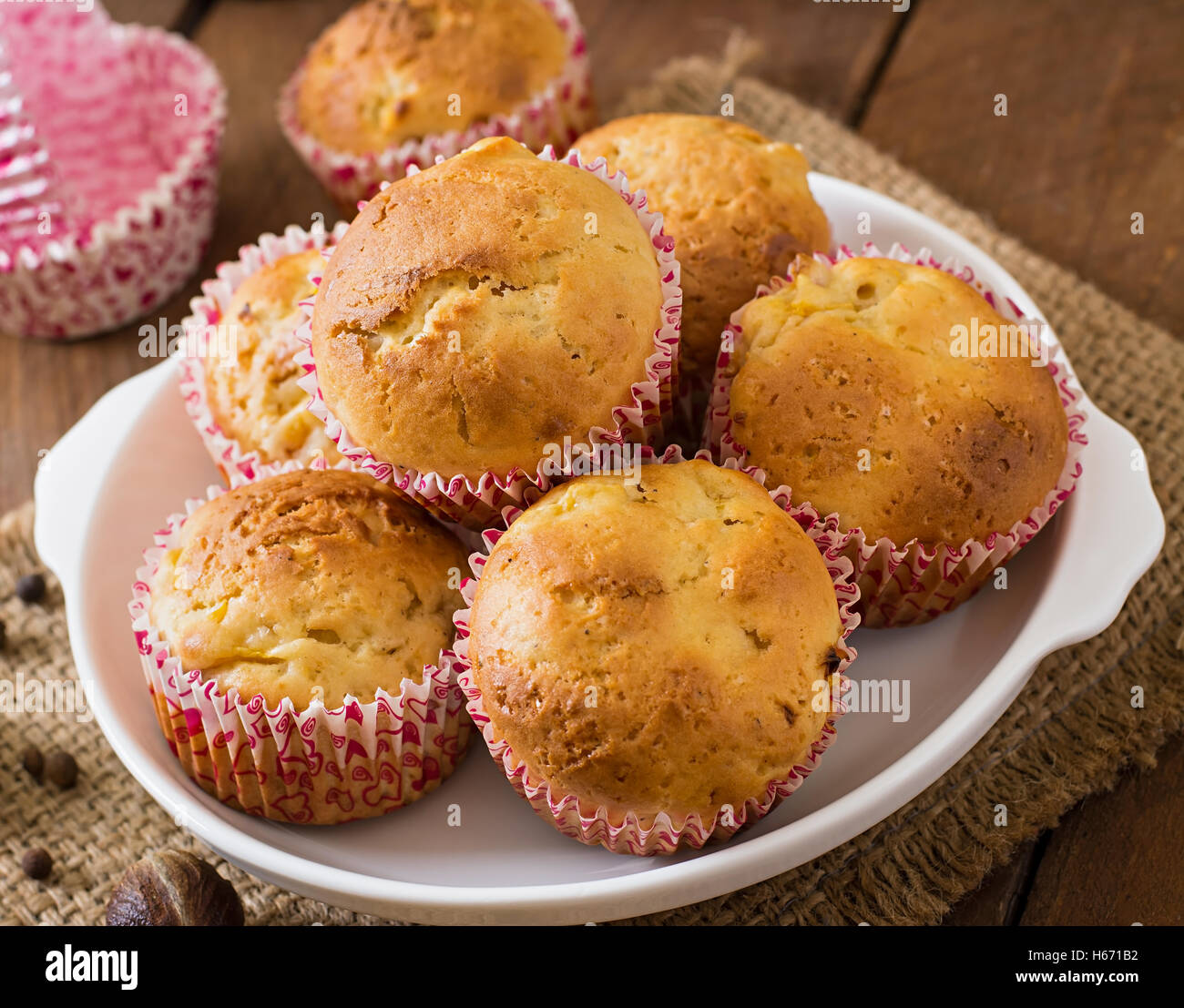 Muffin alla frutta con noce moscata e pepe della Giamaica su uno sfondo di legno. Foto Stock