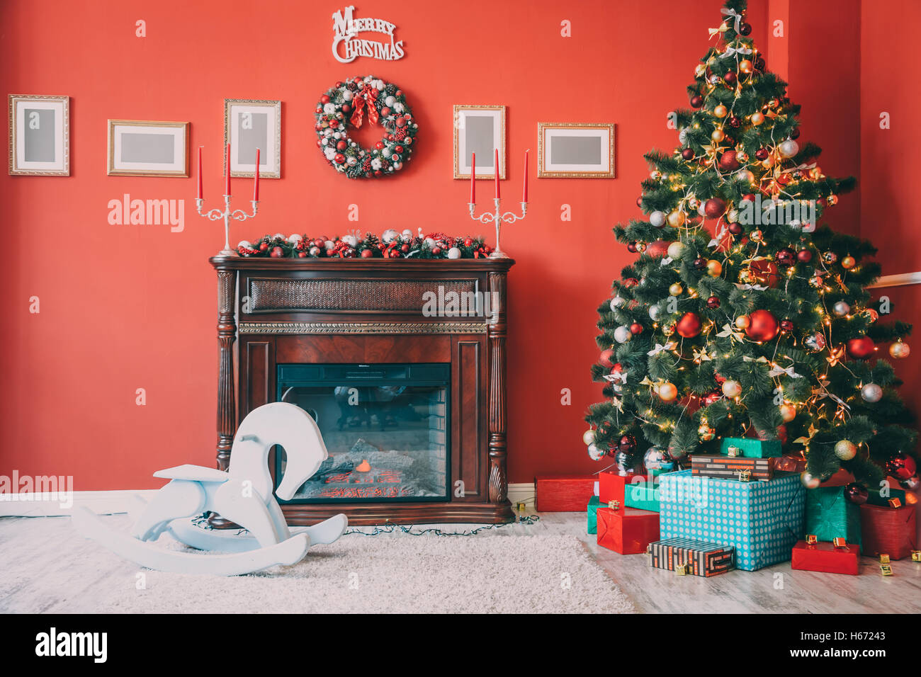 Bellissimo e nuovo anno camera con albero di Natale decorato, doni e camino. L'idea per cartoline. soft focus. shallow dof Foto Stock