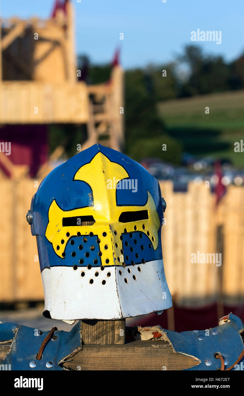 Cavalieri elmetto metallico su un palo di legno. Foto Stock