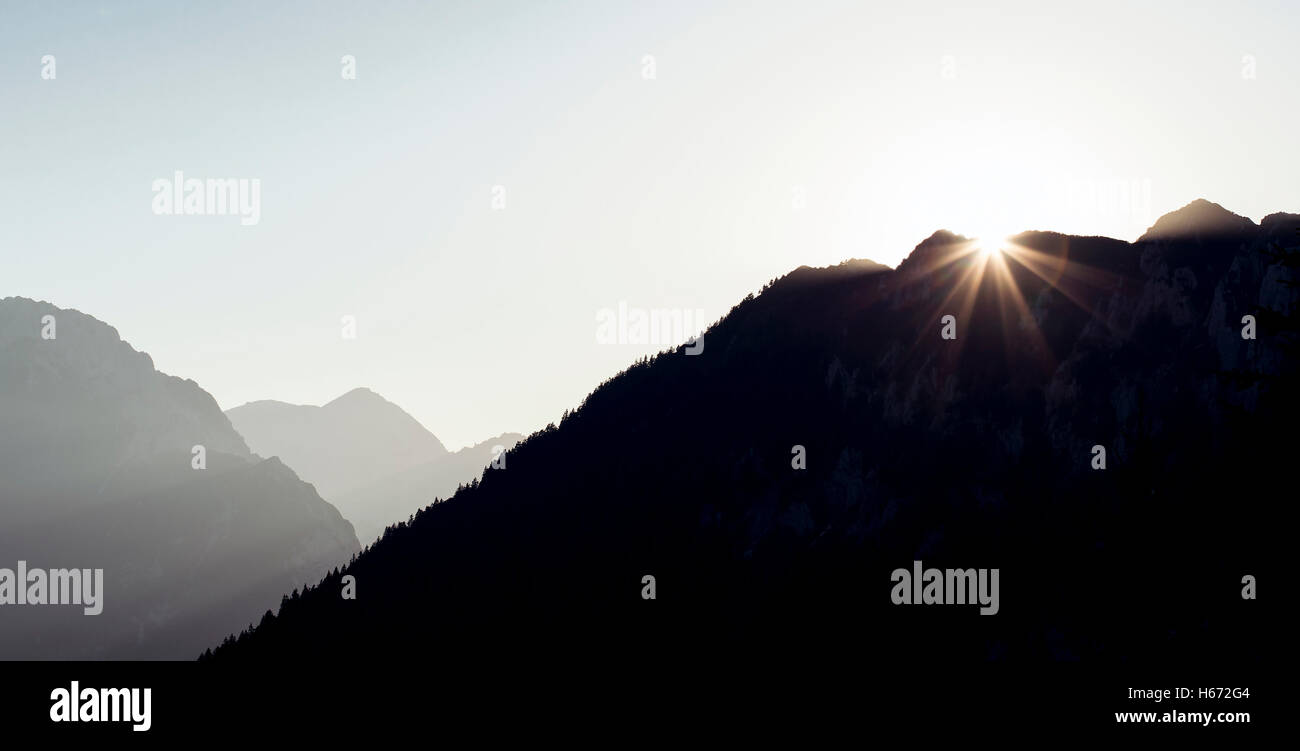 Nel tardo pomeriggio paesaggio di montagna al tramonto. Foto Stock