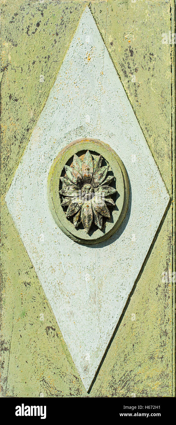 La vecchia porta scolpito dettaglio con un fiore nel centro del telaio. Foto Stock